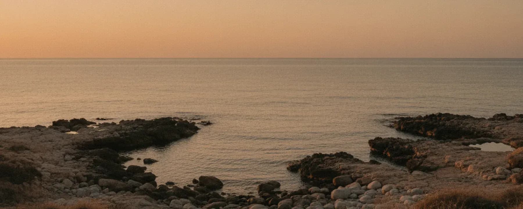Ruhige Mittelmeerküste bei Abenddämmerung